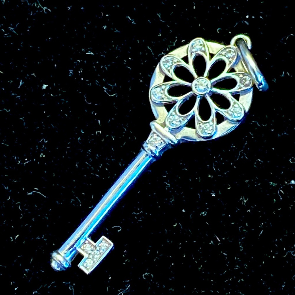 Selling Authentic 18 kt Tiffany pendant